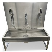 Stiefelwaschplatz mit Spritzschutzwand