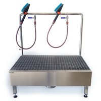 Poste de lavage pour chaussures de foot avec brosse manuelle